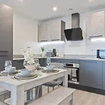 Apartment Centre - Gym Access - Walk To Minister - Sleeps 7 York