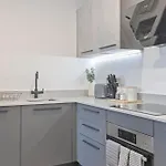 Centre - Gym Access - Walk To Minister - Sleeps 7 Apartment