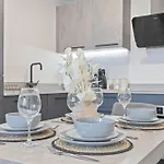 Apartment Centre - Gym Access - Walk To Minister - Sleeps 7 York