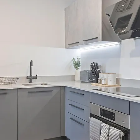 Centre - Gym Access - Walk To Minister - Sleeps 7 Apartment