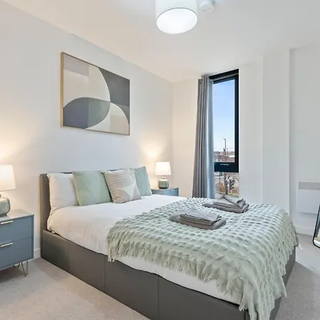 Centre - Gym Access - Walk To Minister - Sleeps 7 *
