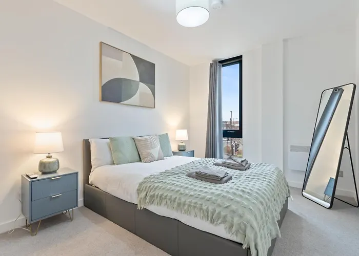 Centre - Gym Access - Walk To Minister - Sleeps 7 *