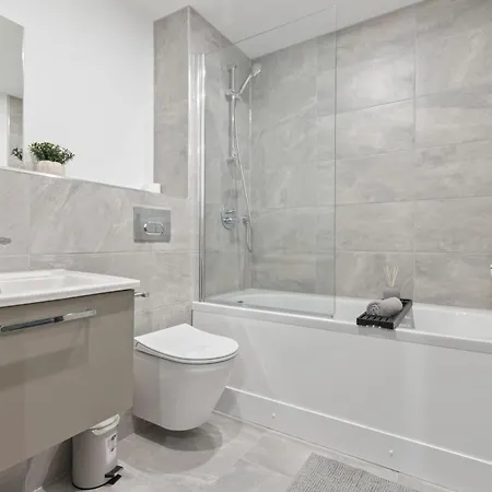 Walk To Minister - Flat - Sleeps 7-gym